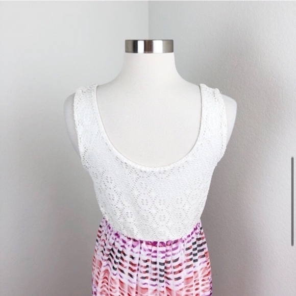 Lily Rose lace maxi dress - Picture 4 of 8